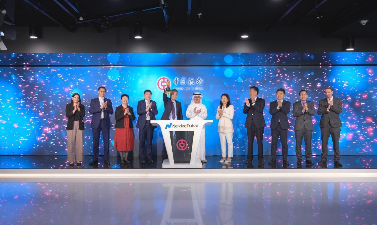 圖為中外嘉賓出席搖鈴儀式。迪拜納斯達(dá)克供圖