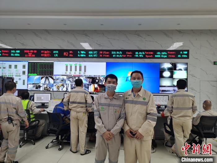 圖為張歡國(右)和青山項(xiàng)目中方負(fù)責(zé)人的控制室合影。 受訪者供圖