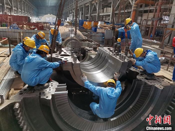 圖為青山緯達(dá)貝園區(qū)汽輪機(jī)機(jī)組在進(jìn)行現(xiàn)場安裝。 受訪者供圖