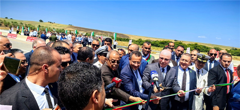 2023年8月12日，阿爾及利亞總理阿卜杜拉赫曼（前右四）參加阿爾及利亞東西高速公路東標(biāo)段主線84公里段通車儀式。中信建設(shè)供圖