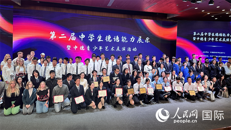 現(xiàn)場學(xué)生與嘉賓合影。（攝影：張麗鷗）