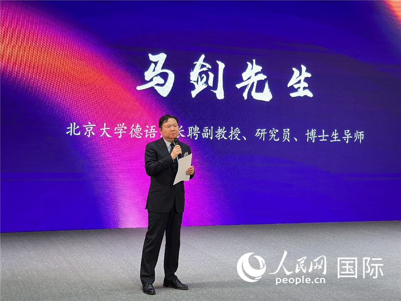 北京大學(xué)德語系長聘副教授馬劍點(diǎn)評學(xué)生表現(xiàn)。（攝影：張麗鷗）