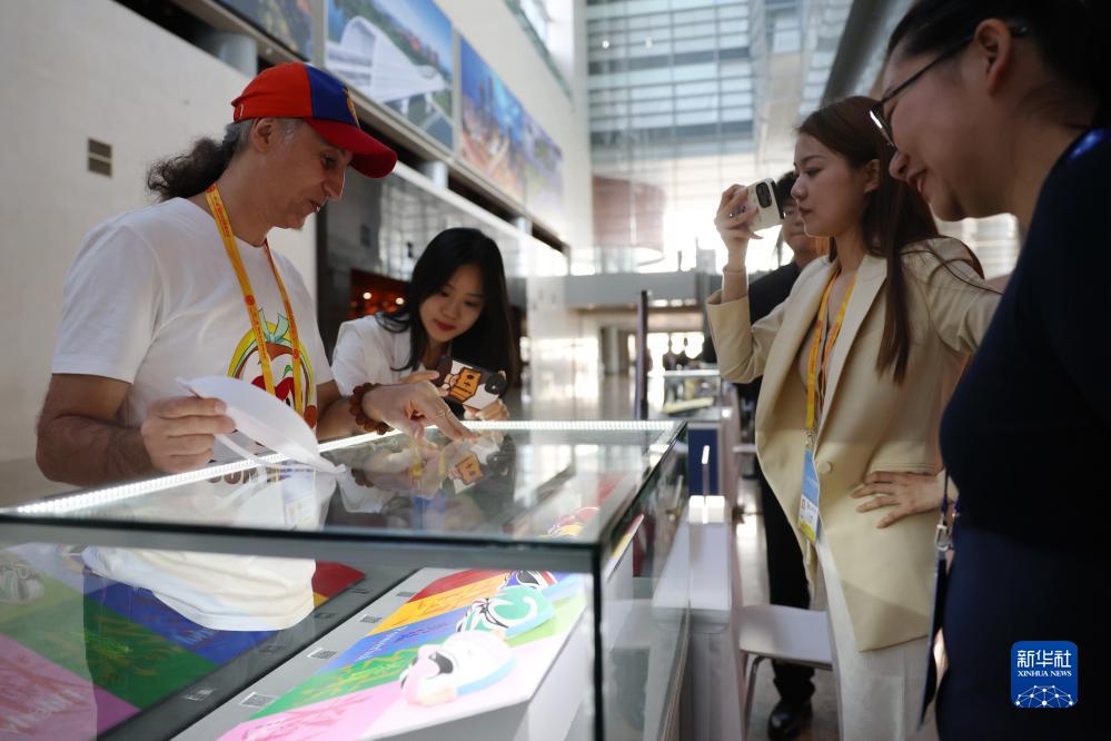 10月16日，參會記者在“一帶一路”國際合作高峰論壇新聞中心參觀展示的中國非物質文化遺產展品。新華社記者 陳斌 攝