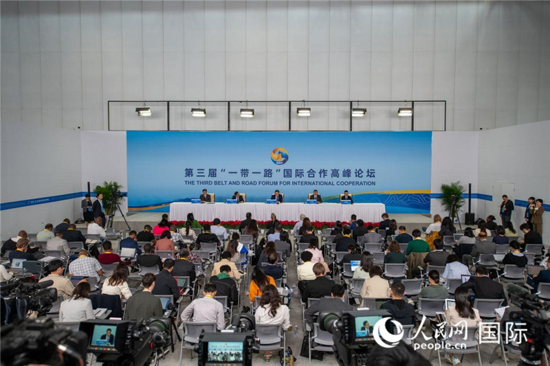 10月16日，第三屆“一帶一路”國(guó)際合作高峰論壇新聞中心在北京國(guó)家會(huì)議中心舉行首場(chǎng)吹風(fēng)會(huì)，邀請(qǐng)自然資源部國(guó)際合作司和相關(guān)單位負(fù)責(zé)人介紹有關(guān)情況，并回答記者提問。人民網(wǎng)記者 翁奇羽攝