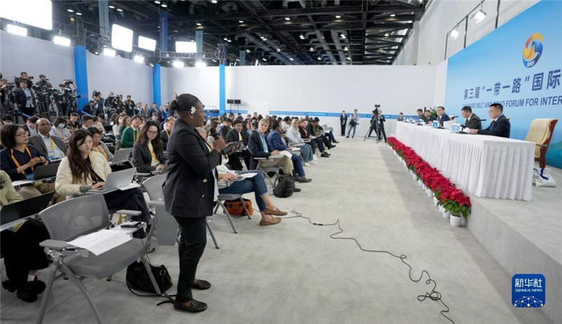 10月16日，第三屆“一帶一路”國(guó)際合作高峰論壇新聞中心在北京國(guó)家會(huì)議中心舉行首場(chǎng)吹風(fēng)會(huì)，邀請(qǐng)自然資源部國(guó)際合作司和相關(guān)單位負(fù)責(zé)人介紹有關(guān)情況，并回答記者提問。新華社記者 王毓國(guó)攝