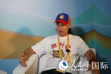 亞美尼亞新聞通訊社記者帕魯伊爾在“一帶一路”高峰論壇新聞中心接受人民網(wǎng)專訪。 人民網(wǎng) 褚夢(mèng)琦 攝