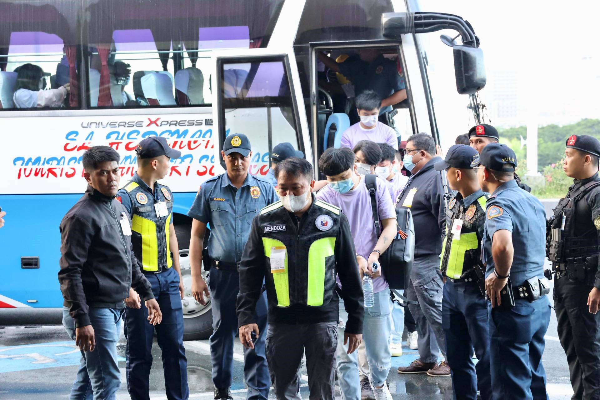 中菲兩國執(zhí)法部門合作遣返在菲從事離岸博彩的中國公民。中國駐菲律賓使館供圖