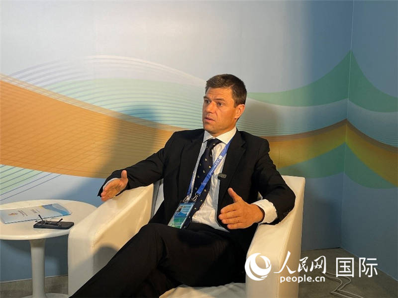 葡中工商會秘書長伯納德?門迪亞接受采訪。 人民網(wǎng)記者 張榮攝