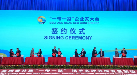 　　這是10月17日拍攝的簽約儀式現(xiàn)場。當(dāng)日，“一帶一路”企業(yè)家大會在北京召開。（新華社記者王毓國攝）