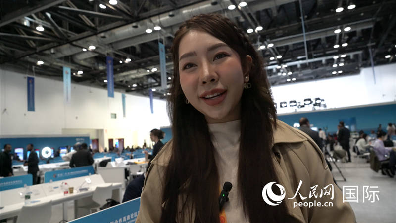 泰國TOPNEWS電視臺主播蓬薩婉?乍如潘（Phonsawan Jarupan）與記者交談。人民網(wǎng) 楊春燕攝