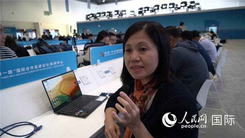 越南之聲廣播電臺記者胡鴻行（音譯，H? H?ng H?nh）與記者交談。人民網(wǎng) 楊春燕攝