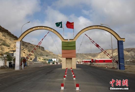 5月5日，瓜達爾港出入口的拱門。瓜達爾港是阿拉伯海沿岸的一座天然不凍良港，也是中巴經濟走廊的南端起點。中國公司自2013年開始取得瓜達爾港的運營權，目前各項工作逐步展開。盡管自然條件差、物資匱乏，但瓜達爾卻有著重要的地理位置。瓜達爾是巴基斯坦通往波斯灣和阿拉伯海的大門，距離霍爾木茲海峽僅400公里。作為一帶一路有益補充的中巴經濟走廊經濟構架的確立，使位于巴基斯坦最南端的瓜達爾港成為中巴經濟走廊的一個重要出?？?。<a target='_blank' href='/'><p  align=