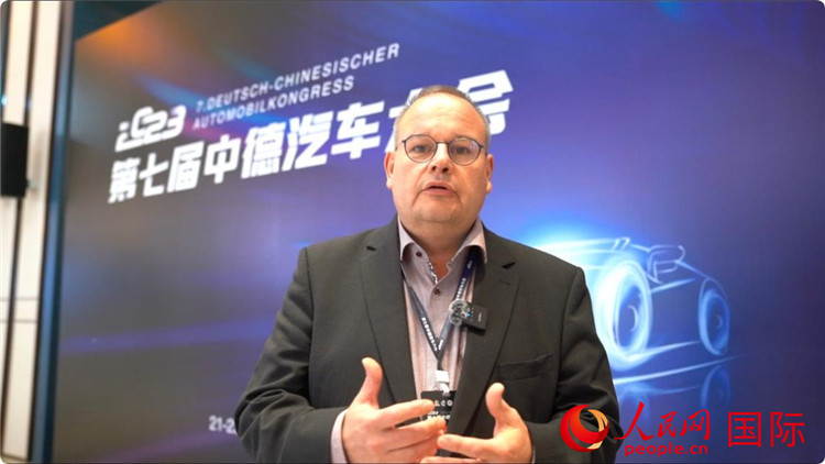 薩爾州經(jīng)濟(jì)發(fā)展局局長(zhǎng)斯特凡·施魏策爾接受人民網(wǎng)采訪。人民網(wǎng) 劉動(dòng)攝