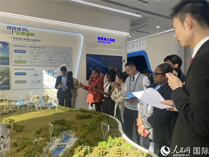 2023“一帶一路”媒體合作論壇聯(lián)合采訪團(tuán)參訪中國(guó)能建。人民網(wǎng)記者 于洋攝