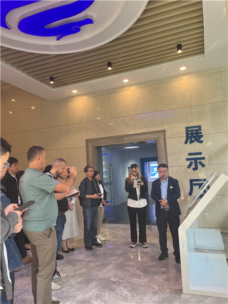 （在文瀾智谷中試產(chǎn)業(yè)基地，中外記者深入了解科技轉(zhuǎn)化情況 趙橙涔攝）