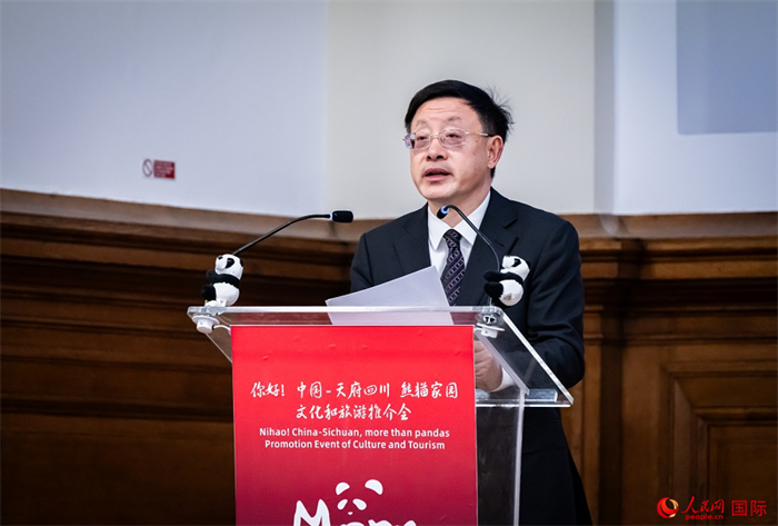 四川省文化和旅游廳廳長戴允康作文化旅游推介。人民網(wǎng) 郭錦標攝