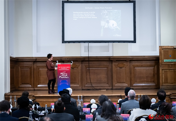 英國旅游達人瑪麗亞·拉莫爾作來川游歷主題分享。人民網(wǎng) 郭錦標攝