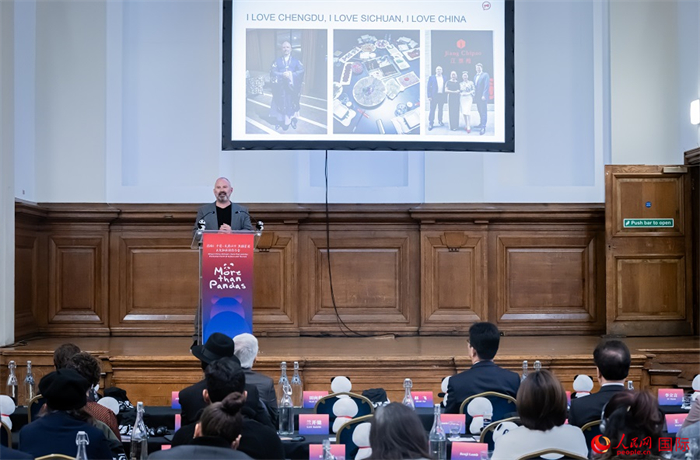 英國群英創(chuàng)意全球首席執(zhí)行官杰米·撒杰特在現(xiàn)場發(fā)言，分享如何進一步提升四川旅游的國際影響力、吸引更多的英國游客。人民網(wǎng) 郭錦標攝