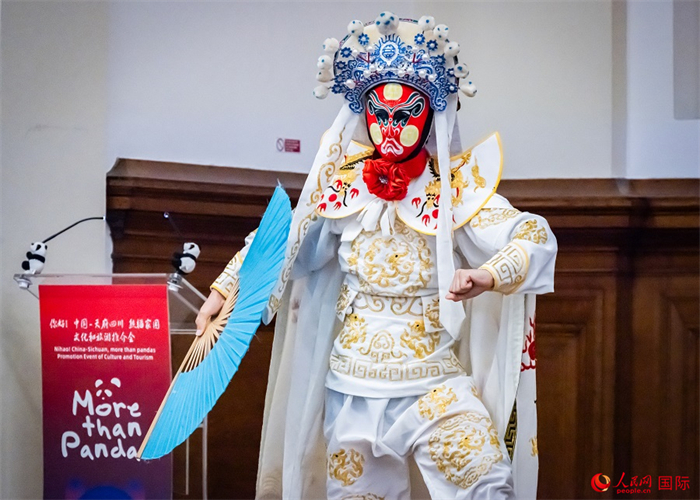 川劇絕活變臉表演。人民網(wǎng) 郭錦標攝