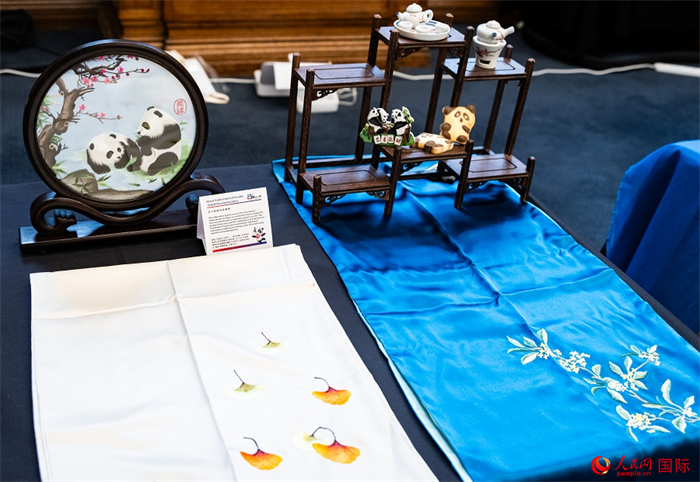 活動現(xiàn)場的現(xiàn)場文創(chuàng)展、互動體驗區(qū)、非遺區(qū)展示。人民網(wǎng) 郭錦標攝