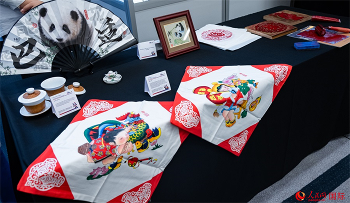 活動現(xiàn)場的現(xiàn)場文創(chuàng)展、互動體驗區(qū)、非遺區(qū)展示。人民網(wǎng) 郭錦標攝