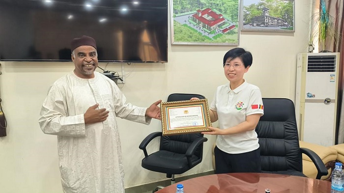 江西省衛(wèi)健委婦幼處處長葉穎代表組派部門接受乍得衛(wèi)生部表彰。中國（江西）第18批援乍得醫(yī)療隊供圖