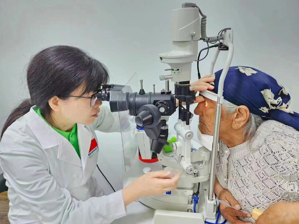 北京大學人民醫(yī)院眼科醫(yī)生鮑永珍正在為中亞白內障患者進行眼部檢查。（北京大學人民醫(yī)院供圖）