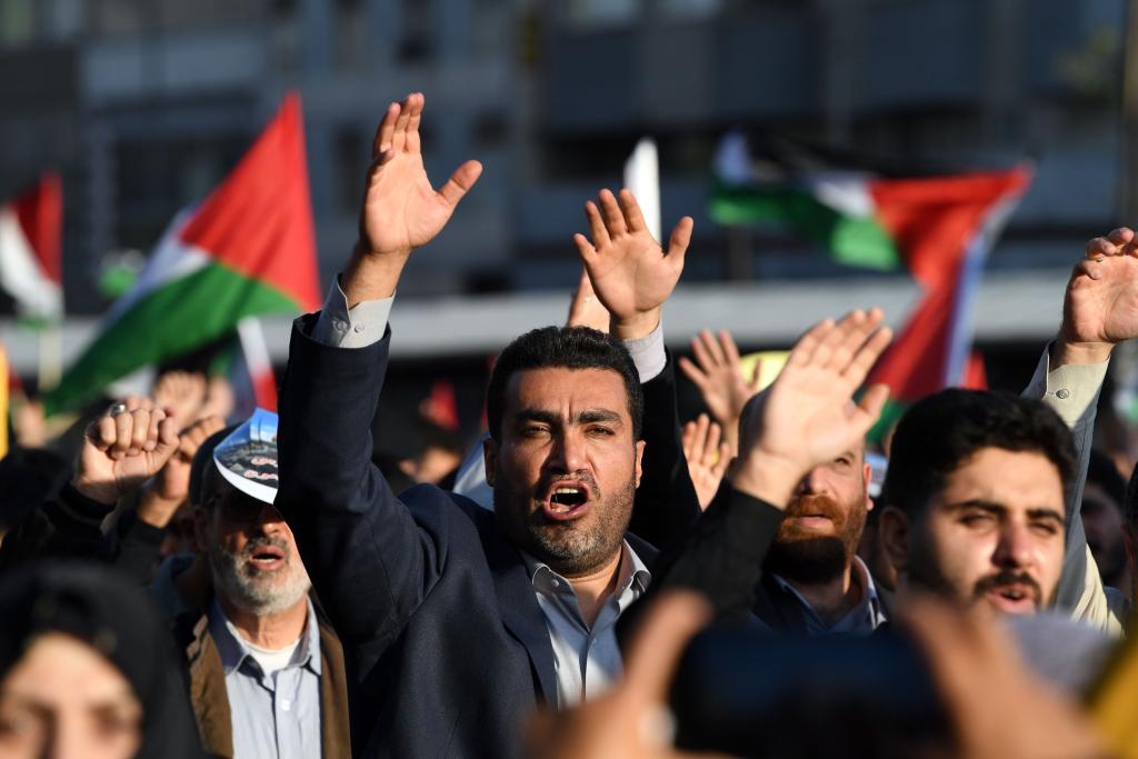 10月18日，人們在伊朗德黑蘭舉行集會。當日，突尼斯、土耳其、伊朗等多國民眾舉行集會，表達對巴勒斯坦人民的支持，并譴責針對加沙城醫(yī)院的襲擊。新華社記者 沙達提 攝