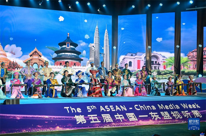 10月21日，在馬來(lái)西亞行政首都普特拉賈亞，演員在第五屆中國(guó)—東盟視聽(tīng)周開(kāi)幕活動(dòng)上表演。新華社記者 程一恒 攝