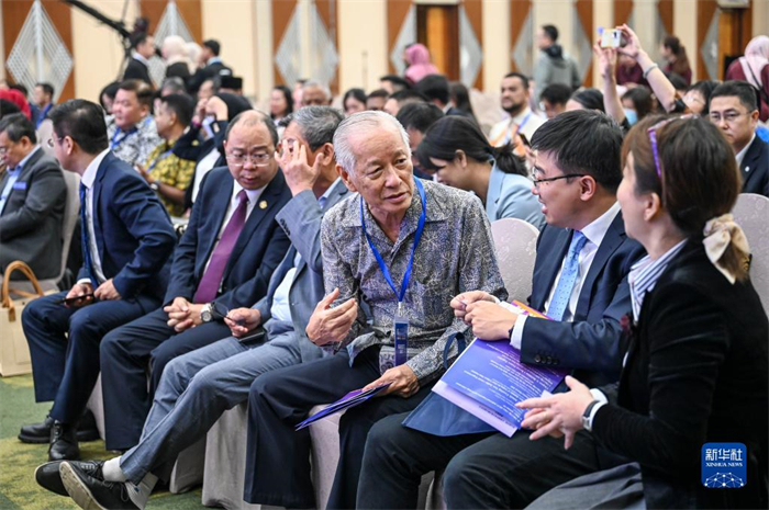 10月21日，在馬來(lái)西亞行政首都普特拉賈亞，嘉賓在第五屆中國(guó)—東盟視聽(tīng)周開(kāi)幕活動(dòng)上交談。新華社記者 程一恒 攝