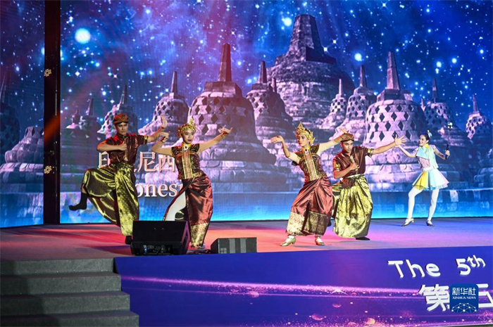 10月21日，在馬來(lái)西亞行政首都普特拉賈亞，演員在第五屆中國(guó)—東盟視聽(tīng)周開(kāi)幕活動(dòng)上表演。新華社記者 程一恒 攝