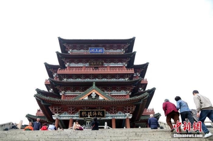 資料圖：中國農(nóng)歷九月初九，重陽佳節(jié)。民眾來到位于江西南昌的滕王閣旅游區(qū)，登高祈福。<a target='_blank' href='/'><p  align=