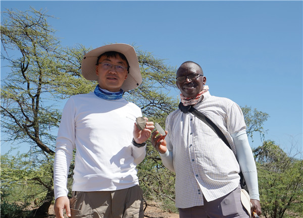 新發(fā)現(xiàn)的典型勒瓦婁哇石核和勒瓦婁哇尖狀器。中肯聯(lián)合考古隊供圖