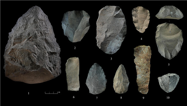 石制品 1.手斧 2、4、5.勒瓦婁哇石核（循環(huán)剝片法、優(yōu)先剝片法）3.勒瓦婁哇石葉石核 6.勒瓦婁哇石葉 7、8.勒瓦婁哇尖狀器 9.石葉 10.錐形石葉石核。中肯聯(lián)合考古隊供圖