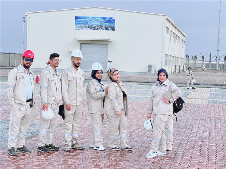 部分伊拉克員工合影。中國石油工程建設(shè)有限公司供圖