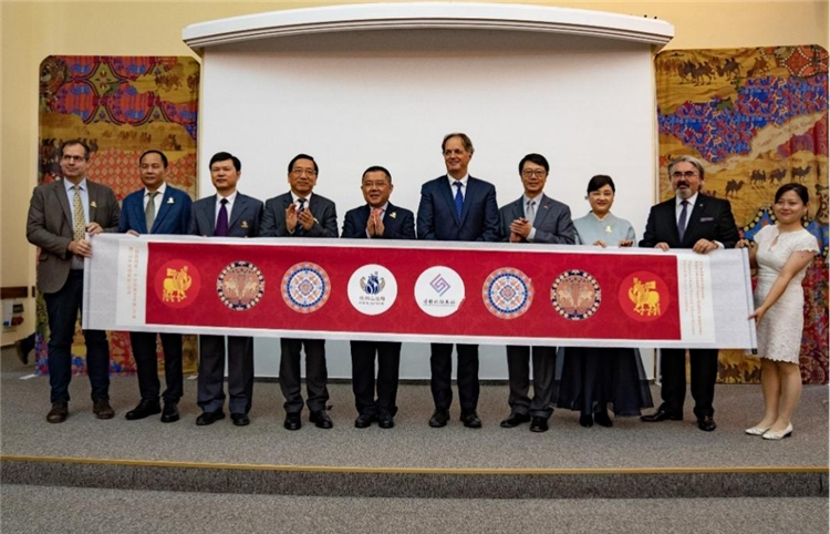 “絲路綺粲—中國(guó)絲綢藝術(shù)展”開幕式在匈牙利首都布達(dá)佩斯舉行。布達(dá)佩斯中國(guó)文化中心供圖