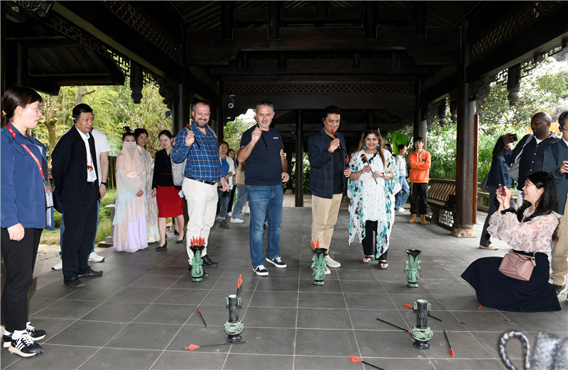 在安樂(lè)泉，中外記者體驗(yàn)投壺 趙橙涔攝