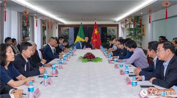 當?shù)貢r間10月23日，國務院僑務辦公室主任陳旭（中）在巴西里約熱內(nèi)盧出席國務院僑辦代表團與里約僑界座談會。  王天聰 攝