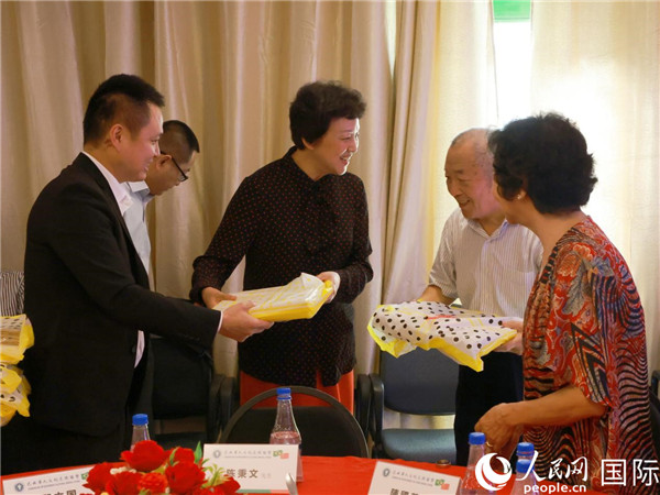 當?shù)貢r間10月23日，國務院僑務辦公室主任陳旭（中）在巴西華人文化交流協(xié)會會館出席里約僑界舉辦的重陽節(jié)敬老聯(lián)歡活動，并為里約僑界長者代表送上慰問品。  人民網(wǎng)記者 陳海琪攝
