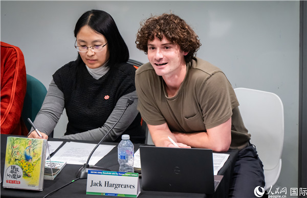 4、英國(guó)漢學(xué)家沈如風(fēng)對(duì)中國(guó)文學(xué)譯作的未來充滿期待。郭錦標(biāo)攝