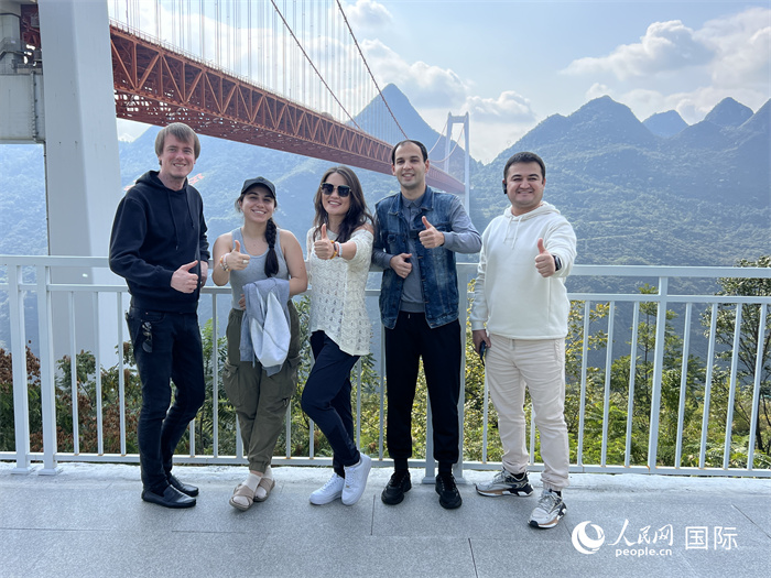 歐亞國家記者在壩陵河大橋下合影，并給大橋“點贊”。人民網(wǎng) 花放攝