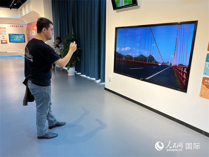 歐亞國家記者在橋梁博物館參觀。（人民網(wǎng) 花放攝）