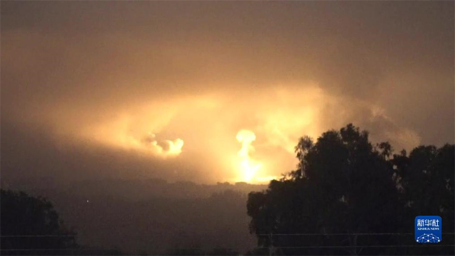 這張從以色列國防軍發(fā)布視頻中截取的圖片顯示，10月27日晚，以軍進入加沙地帶開展地面行動。新華社發(fā)