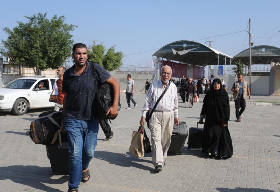   11月1日，人們?cè)诶诎都由骋粋?cè)準(zhǔn)備前往埃及。新華社發(fā)（哈立德·奧馬爾攝）