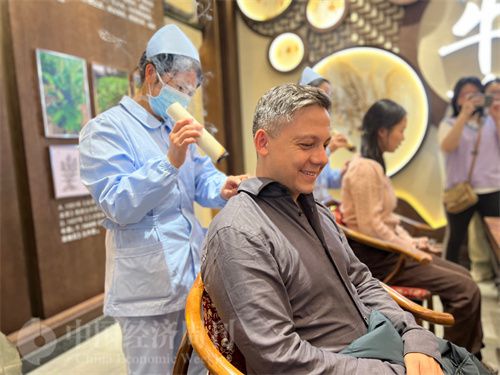   （外媒記者體驗艾灸。中國經濟周刊記者 郭志強 攝）