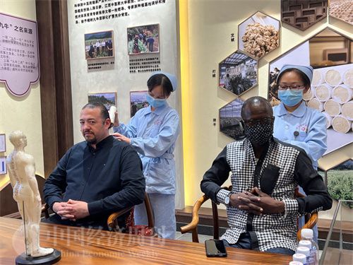   （外媒記者爭先恐后體驗艾灸，直呼神奇。中國經濟周刊記者 郭志強 攝）