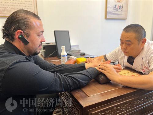   （外媒記者走進中醫(yī)堂，問診中醫(yī)名師。中國經濟周刊記者 郭志強攝）
