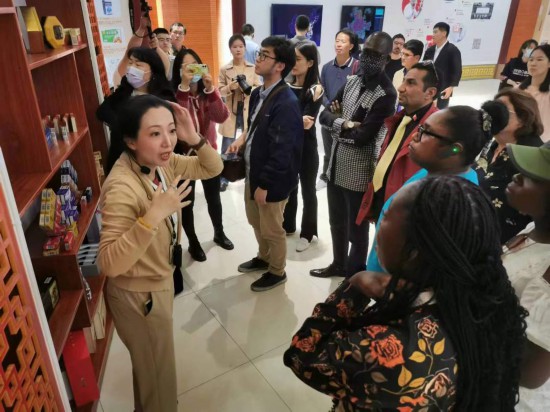 2023“一帶一路”媒體合作論壇聯(lián)合采訪團(tuán)參觀仁和863科技園產(chǎn)品展示區(qū)。（本報(bào)記者 黃超攝）