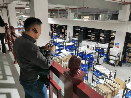 2023“一帶一路”媒體合作論壇聯(lián)合采訪團(tuán)團(tuán)員在仁和醫(yī)藥物流園拍攝記錄轉(zhuǎn)運(yùn)流程。（本報(bào)記者 黃超攝）