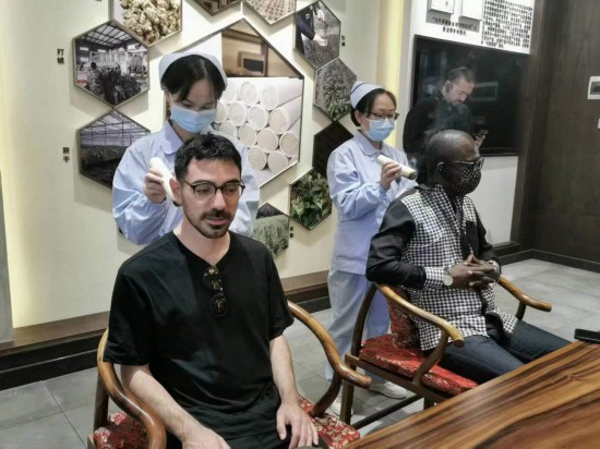 2023“一帶一路”媒體合作論壇聯(lián)合采訪團(tuán)團(tuán)員在九牛草展示館體驗(yàn)艾灸。（本報(bào)記者 黃超攝）